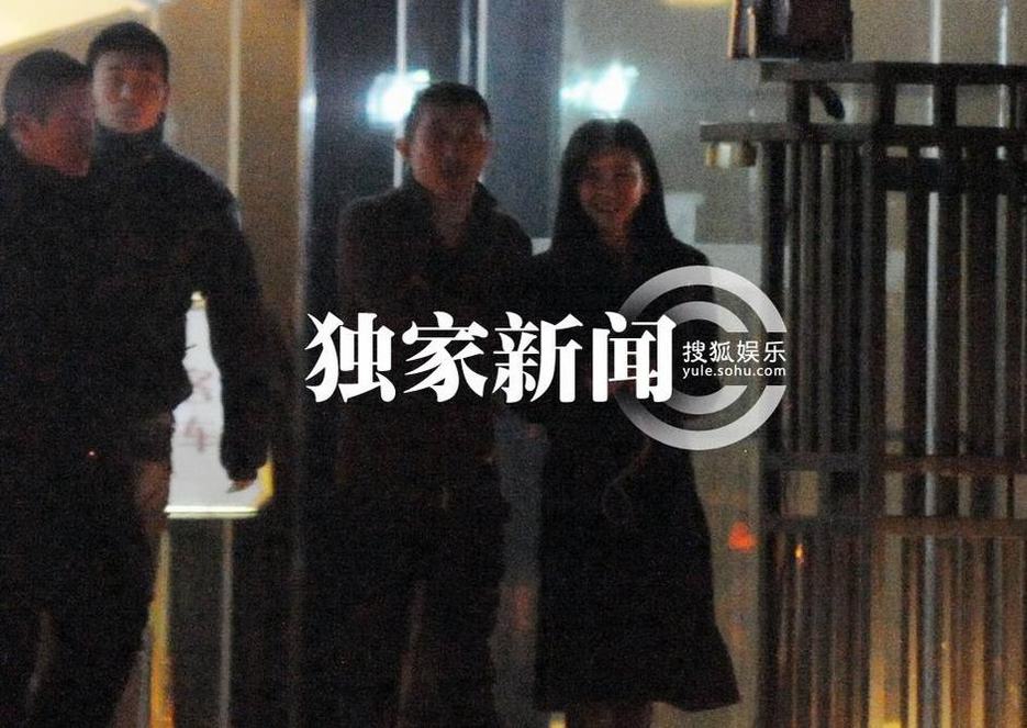 “宅男女神”巩新亮深夜会三神秘男 主动熊抱逐一献玉体