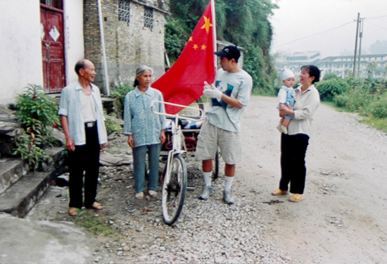 小麦岛流浪王 中国阿甘骑三轮走中国