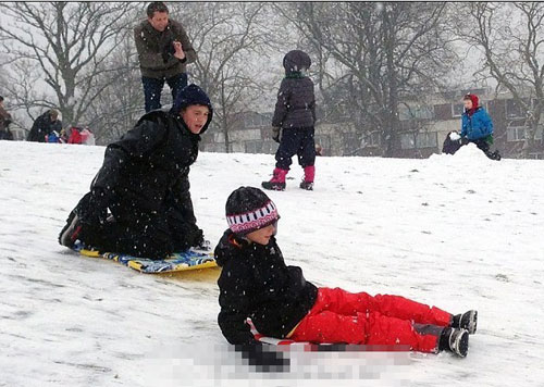 贝克汉姆带孩子滑雪