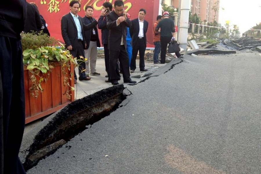 广西北海地下管道爆炸 百米路面被掀翻