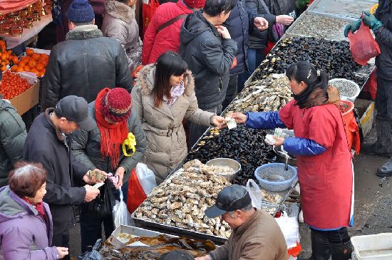 过大年赶大集 李村集场面火爆年味浓