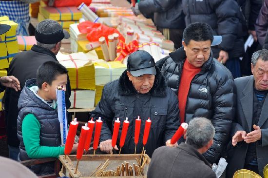 过大年赶大集 李村集场面火爆年味浓