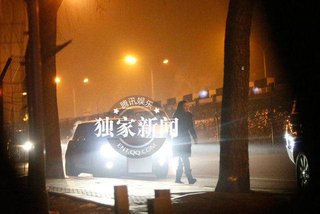 张雨绮暴怒拍车身踹车门