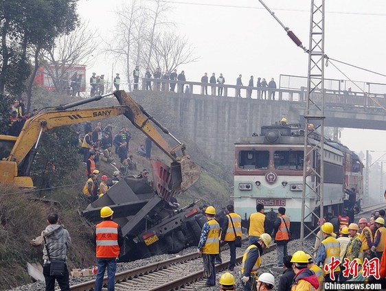 四川货车从桥上坠落铁路火车出轨铁路停运组图