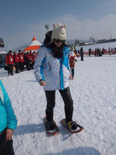 章子怡带奶牛帽与姚明雪地赛跑 变“大脚怪”现身韩国