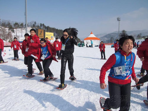 章子怡带奶牛帽与姚明雪地赛跑 变“大脚怪”现身韩国