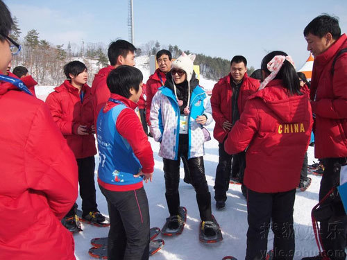 章子怡带奶牛帽与姚明雪地赛跑 变“大脚怪”现身韩国