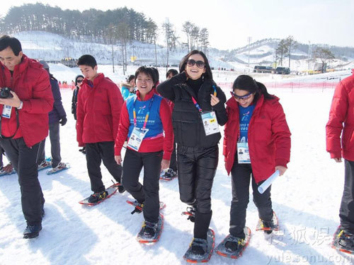 章子怡带奶牛帽与姚明雪地赛跑 变“大脚怪”现身韩国