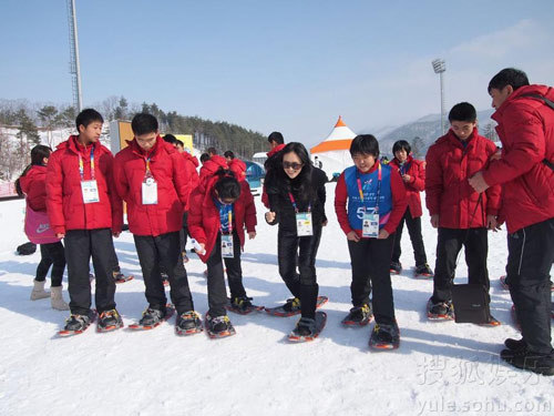 章子怡带奶牛帽与姚明雪地赛跑 变“大脚怪”现身韩国