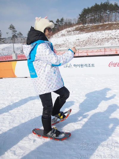 章子怡带奶牛帽与姚明雪地赛跑 变“大脚怪”现身韩国