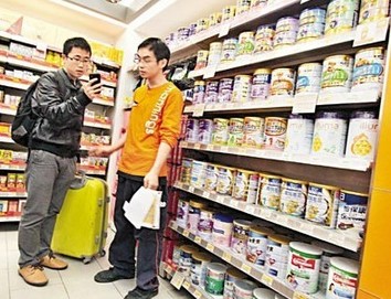 奶粉荒蔓延香港 家长诉水货客抢购致一罐难求
