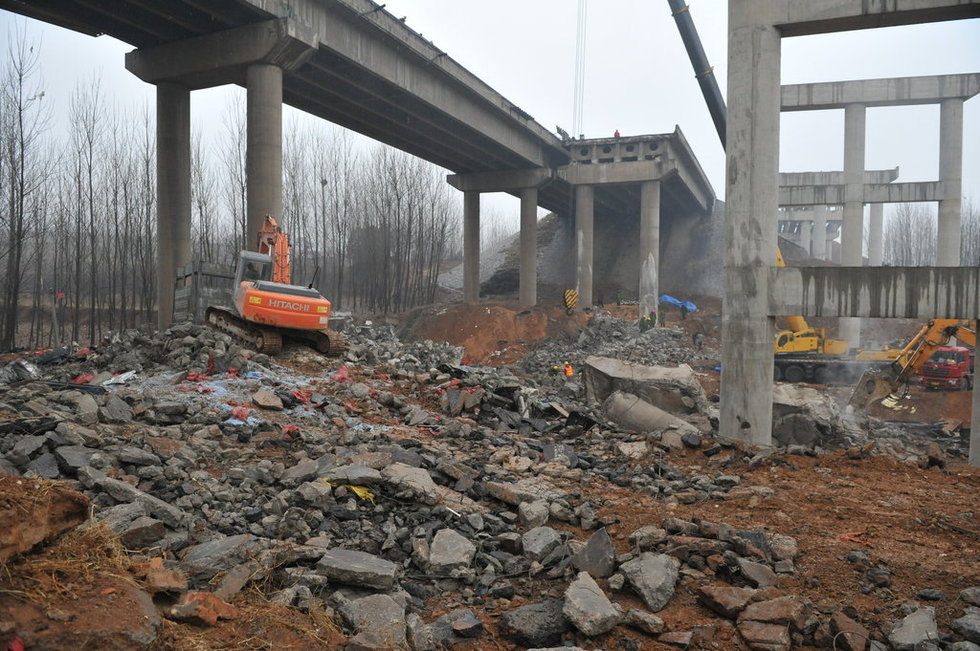 河南义昌大桥坍塌现场现不明红色液体 居民担忧水源