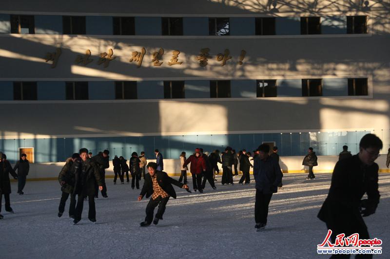 朝鲜流行滑旱冰 洗澡1次折合人民币1毛钱