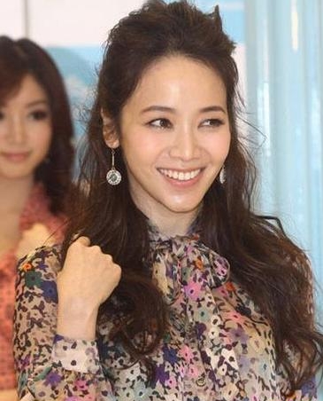 央视李思思靠男友登台 揭众多美女主持人的上位史