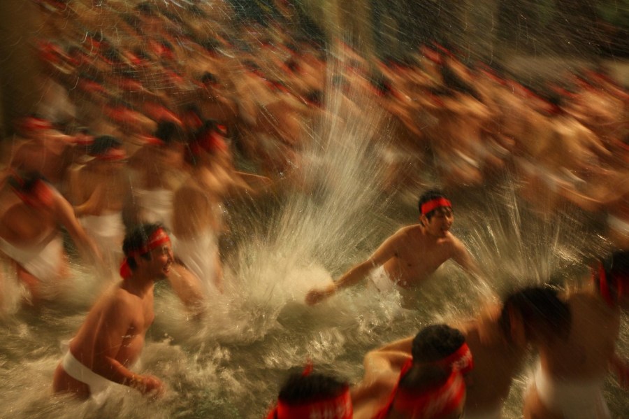 日本冈山裸体节开幕 约9千男女赤身入冰水