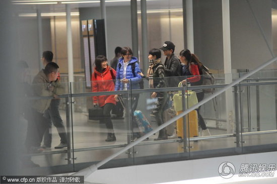 近日，张杰谢娜一同出现在上海虹桥机场