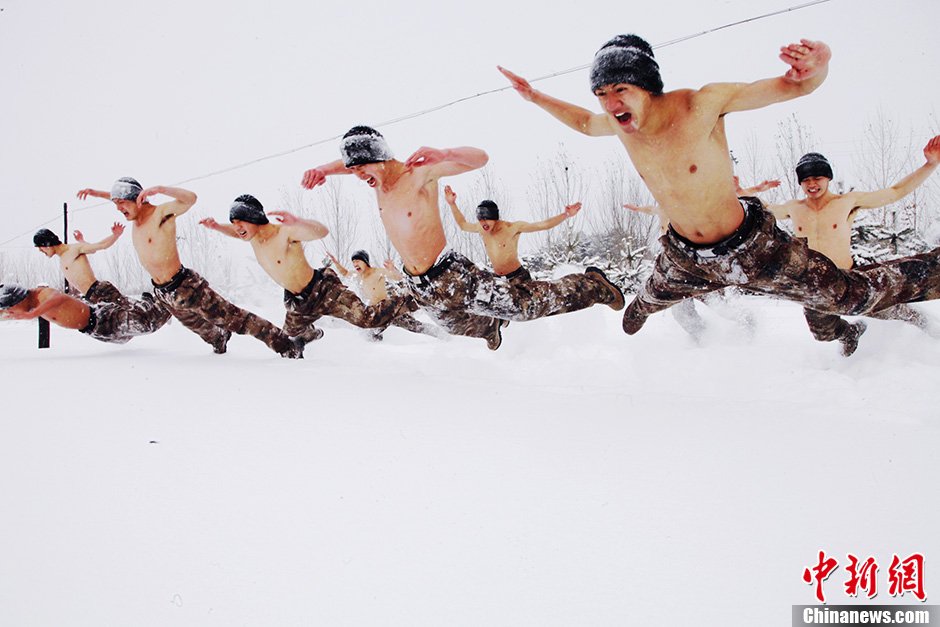 黑河边防团零下30度赤膊浴雪