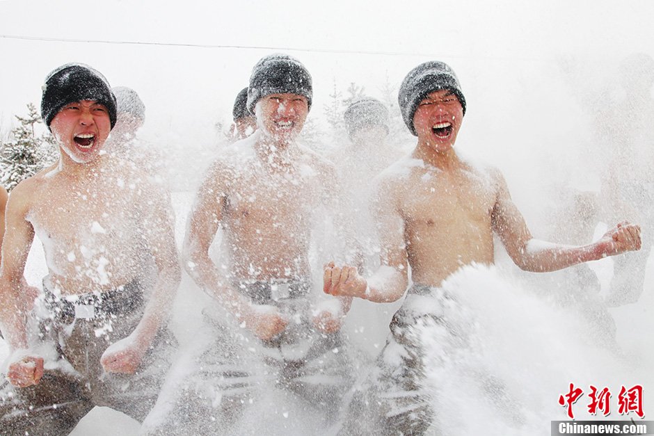 黑河边防团零下30度赤膊浴雪