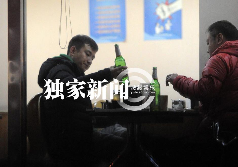 文章深夜外出吃饭喝酒 疑酒驾严重违规