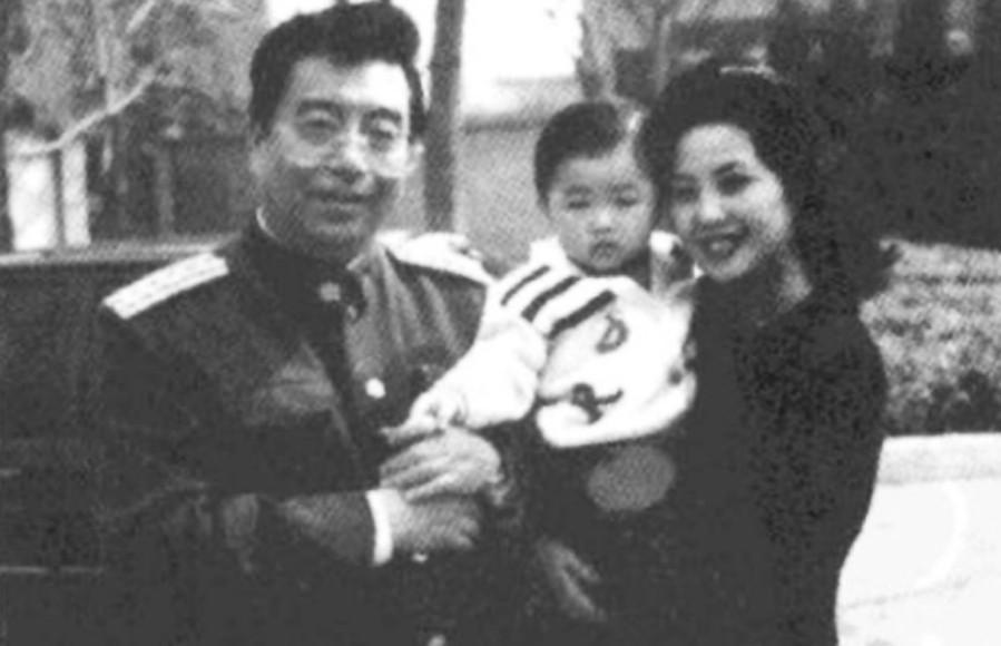 李双江之子李天一成长全纪录：妈妈梦鸽蹲地为其换衣