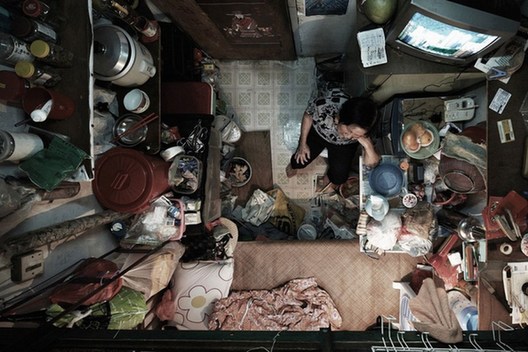 香港劏房内生活揭秘:租客不足十平房内吃喝拉撒(组图)