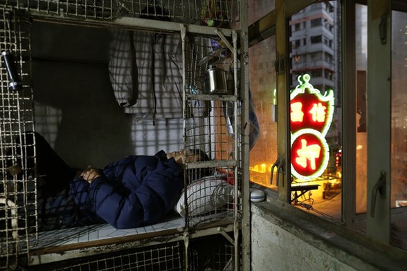 香港劏房内生活揭秘租客不足十平房内吃喝拉撒组图