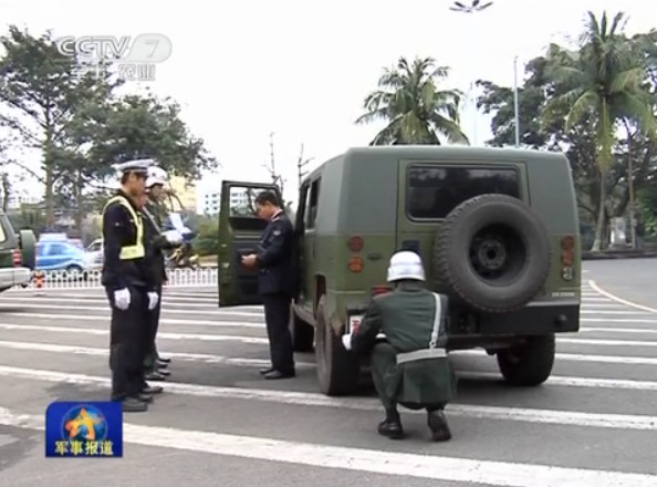 央视视频截图：解放军进行军车专向整治。
