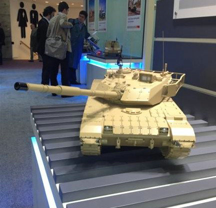 资料图：展会上的MBT-3000主战坦克模型。