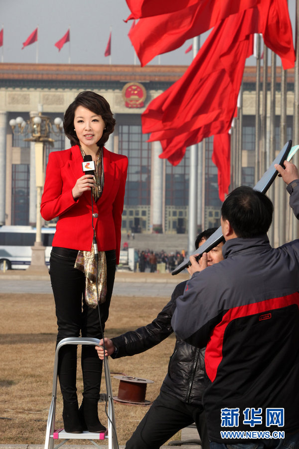 笑看两会前方记者拼“智商”