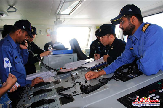 原文配图：巴基斯坦海军观察员与我海军官兵密切协作。
