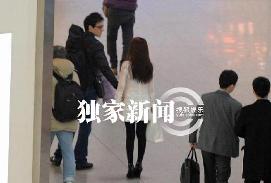 郭美美与外国男友牵手现身机场 穿着奢华疑遭胸袭