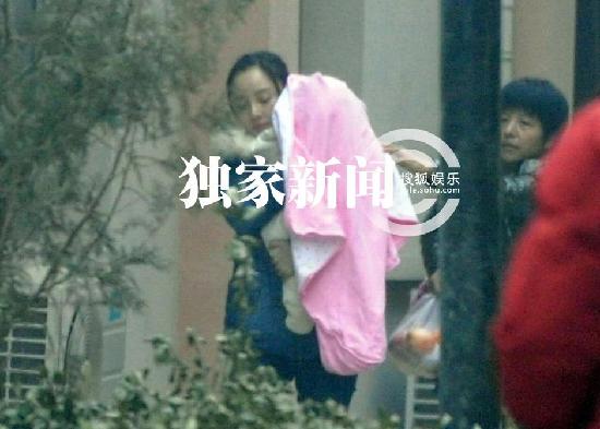 李小璐一家三口串亲戚 贾乃亮路边放花炮