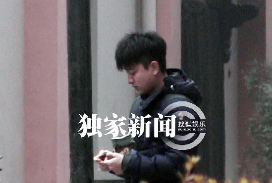 李小璐一家三口串亲戚 贾乃亮路边放花炮