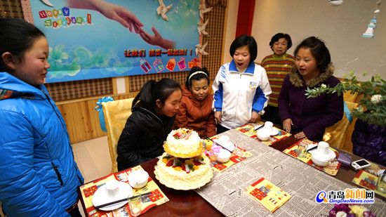 孝女文文过生日 水饺工零钱哥送惊喜