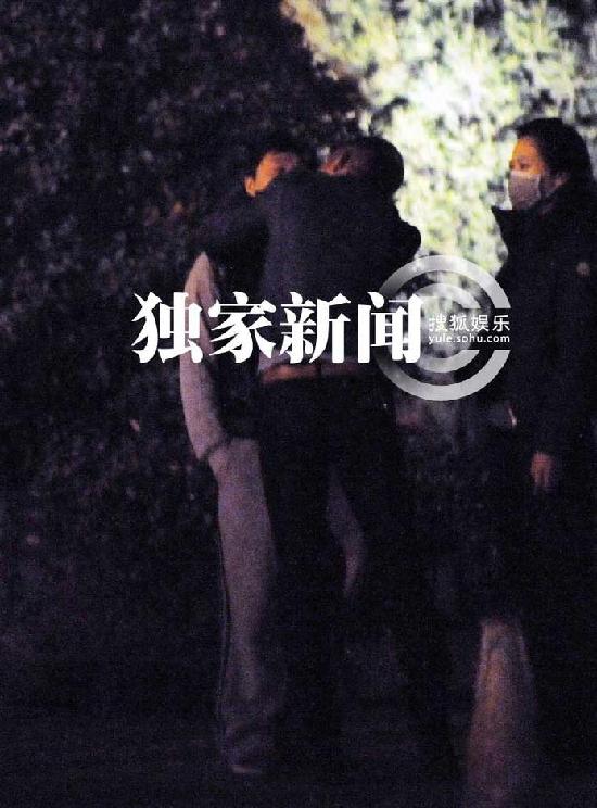 聂远深夜外出会友 酒醉失态亲吻熊抱同性友人