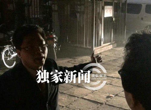 赵薇会友被跟拍速闪人