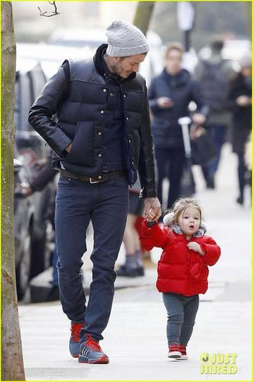 贝克汉姆牵女儿小手走路上街 哈珀对镜头露甜笑