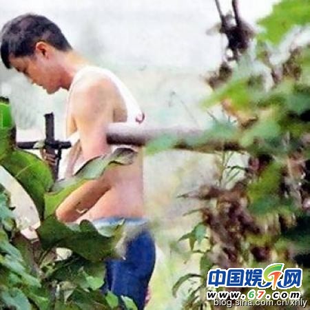 图揭10大随地“方便”男女明星 C罗李亚鹏郭羡妮入镜