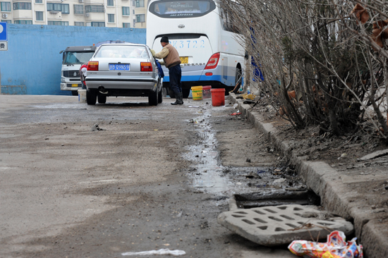 揭秘青岛洗车业乱象 无证经营盗取地下水