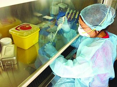H7N9检测剂昨晚运抵岛城，记者进实验室探访病毒检测过程，试剂就像一管水在-20℃冷藏