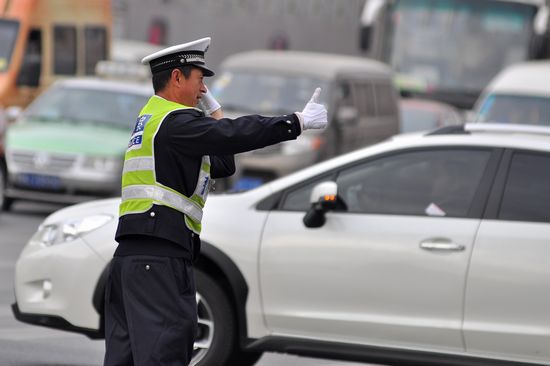 酷帅交警引来粉丝围观 萌警style就是他教的