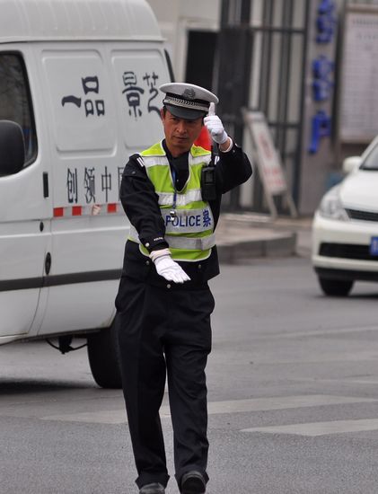 酷帅交警引来粉丝围观 萌警style就是他教的