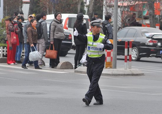 酷帅交警引来粉丝围观 萌警style就是他教的