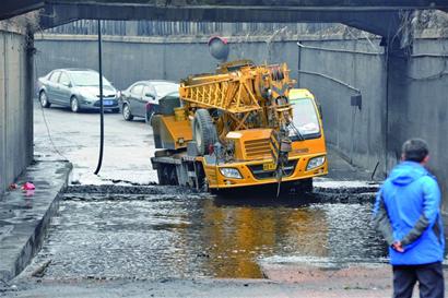 杭州支路铁路桥下积水到小腿 出租车闯关熄火