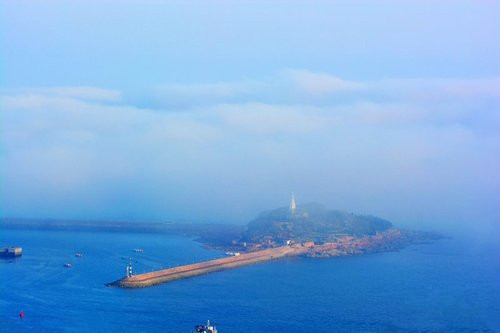 青岛现平流雾 让城市变仙境