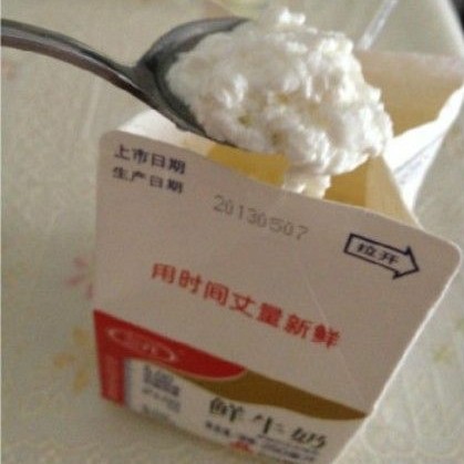 三元牛奶保质期内散发豆腐脑酸臭味 投诉无门