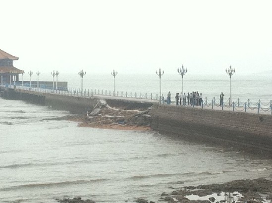 独家：前海栈桥不堪暴风雨侵袭塌陷