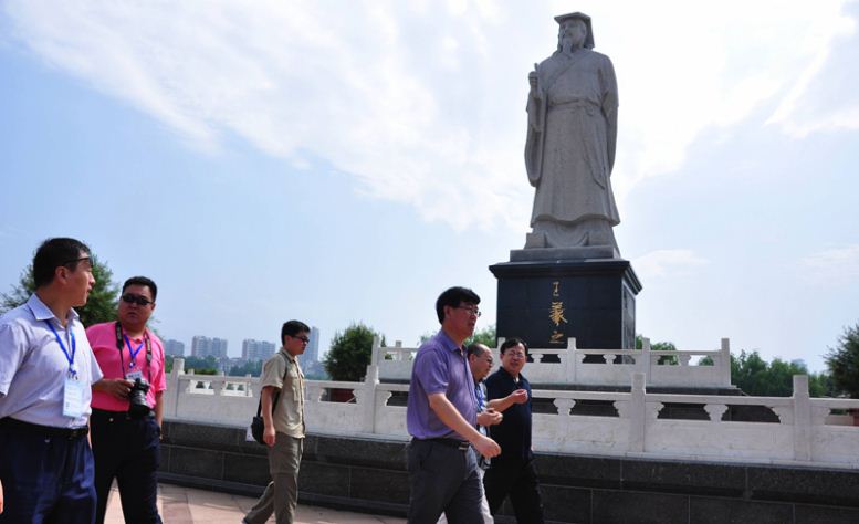 临沂书法广场被称为一座没有围墙的“书法课堂”。每天，众多临沂市民来到这里，或行走曲径之间，观览铭文碑帖；或挥毫泼墨，现场临摹名家作品