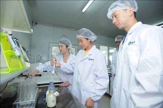 D:\蒙牛\幸福畅游\photo\实验室变身牛奶观察员\在原奶实验室，郭跃首当牛奶“观察员”，动手体验原奶检测.jpg