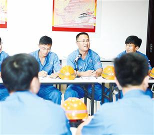 青岛港工人多次刷新世界纪录 梦想照进现实